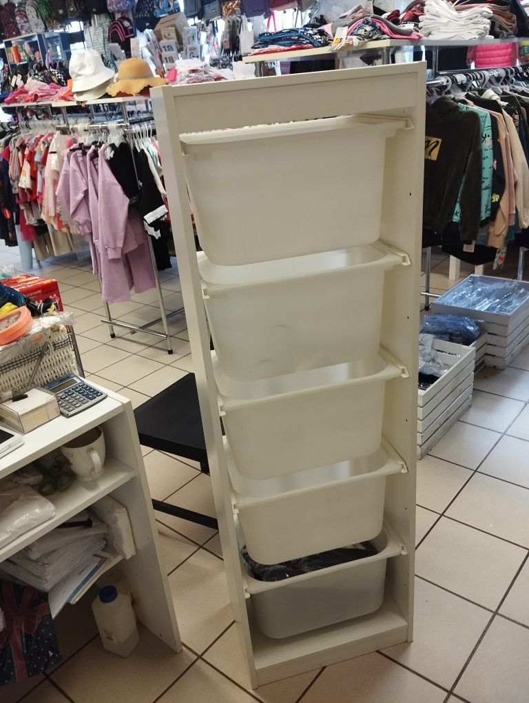 Regał z pojemnikami