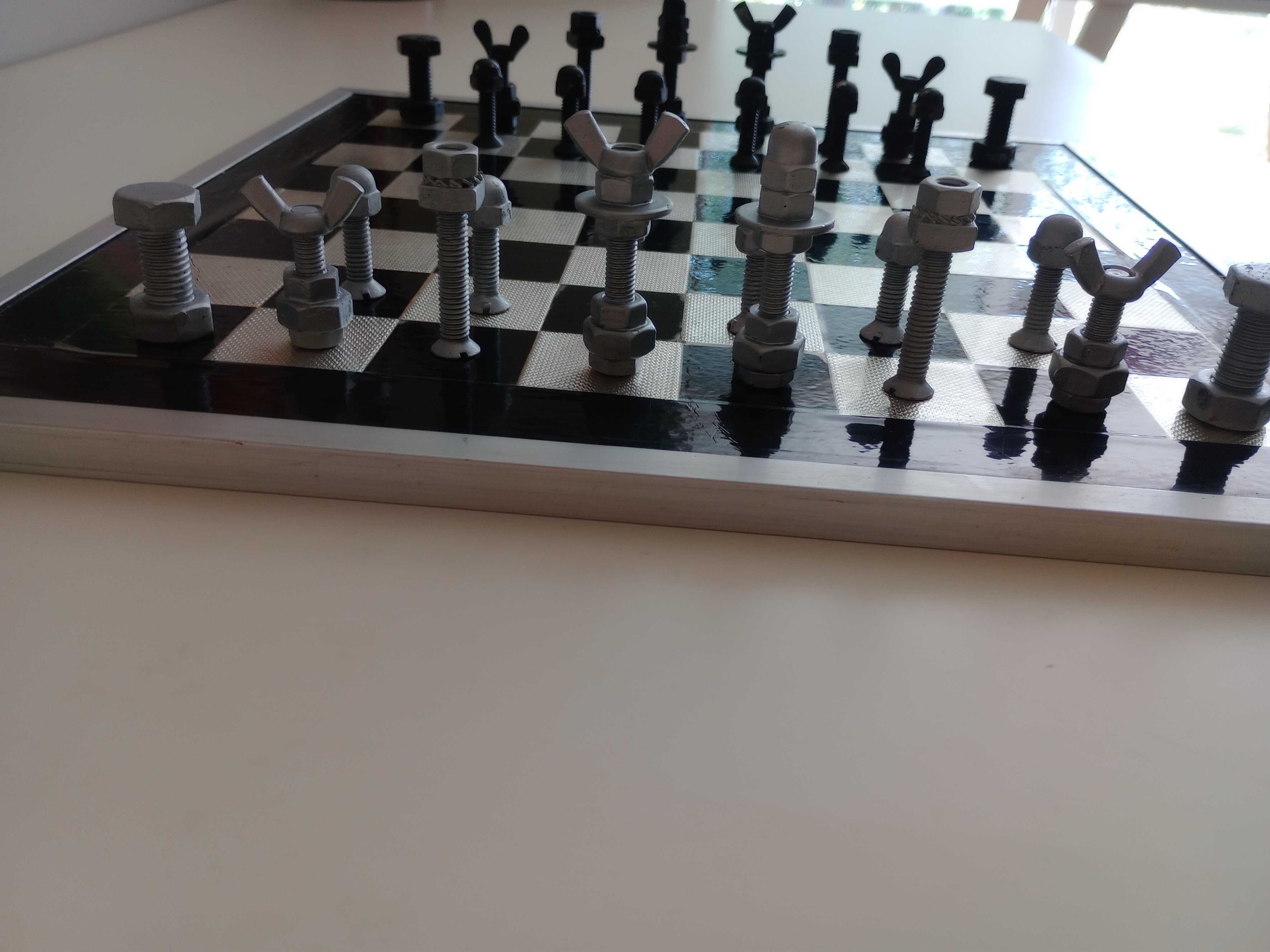 Tabuleiro de xadrez em parafusos