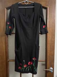 Чорна сукня з вишитими маками