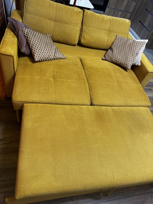 Гірчичний диван-ліжко з рогожки — міцний і зручний