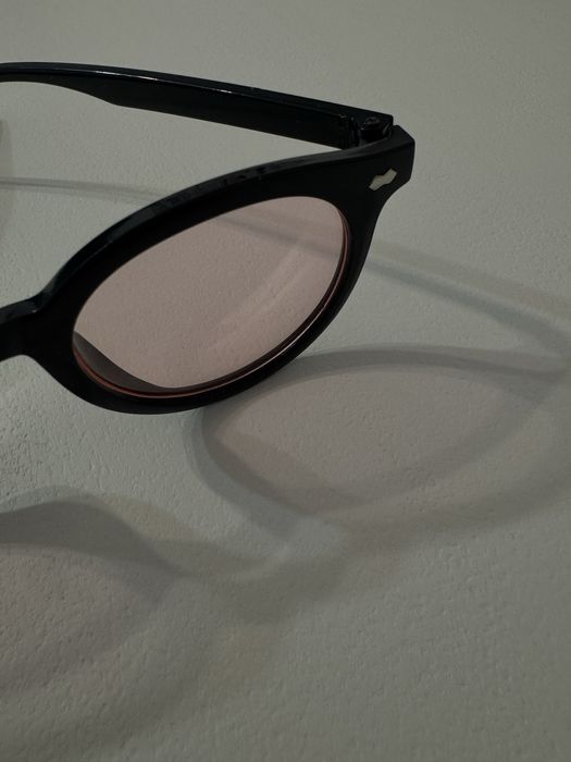 Óculos de sol pretos com lentes rosa