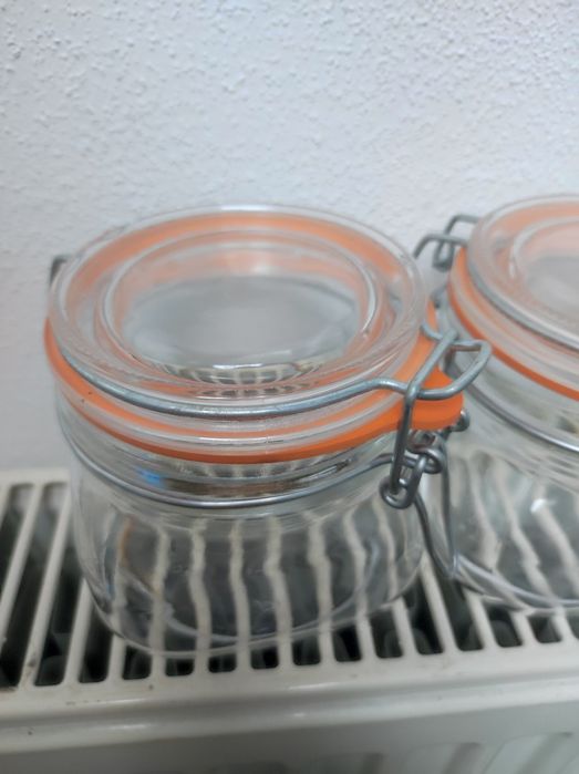 Dwa zamykane słoiczki