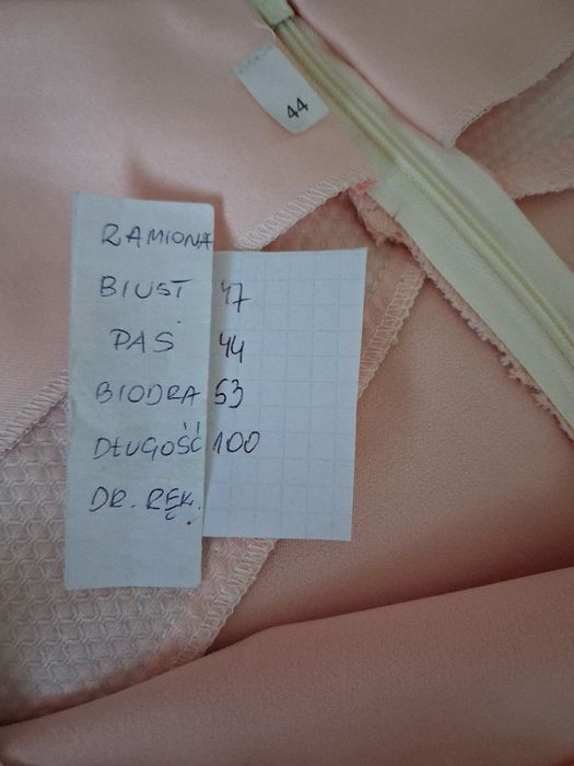 Sukienka elegancka róż w łosoś z dopasowanym cieniutkim szalem r 40/42
