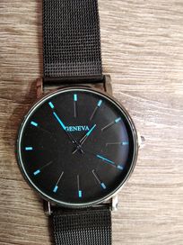 Prosty, klasyczny zegarek kwarcowy z niebieskimi wskazówkami