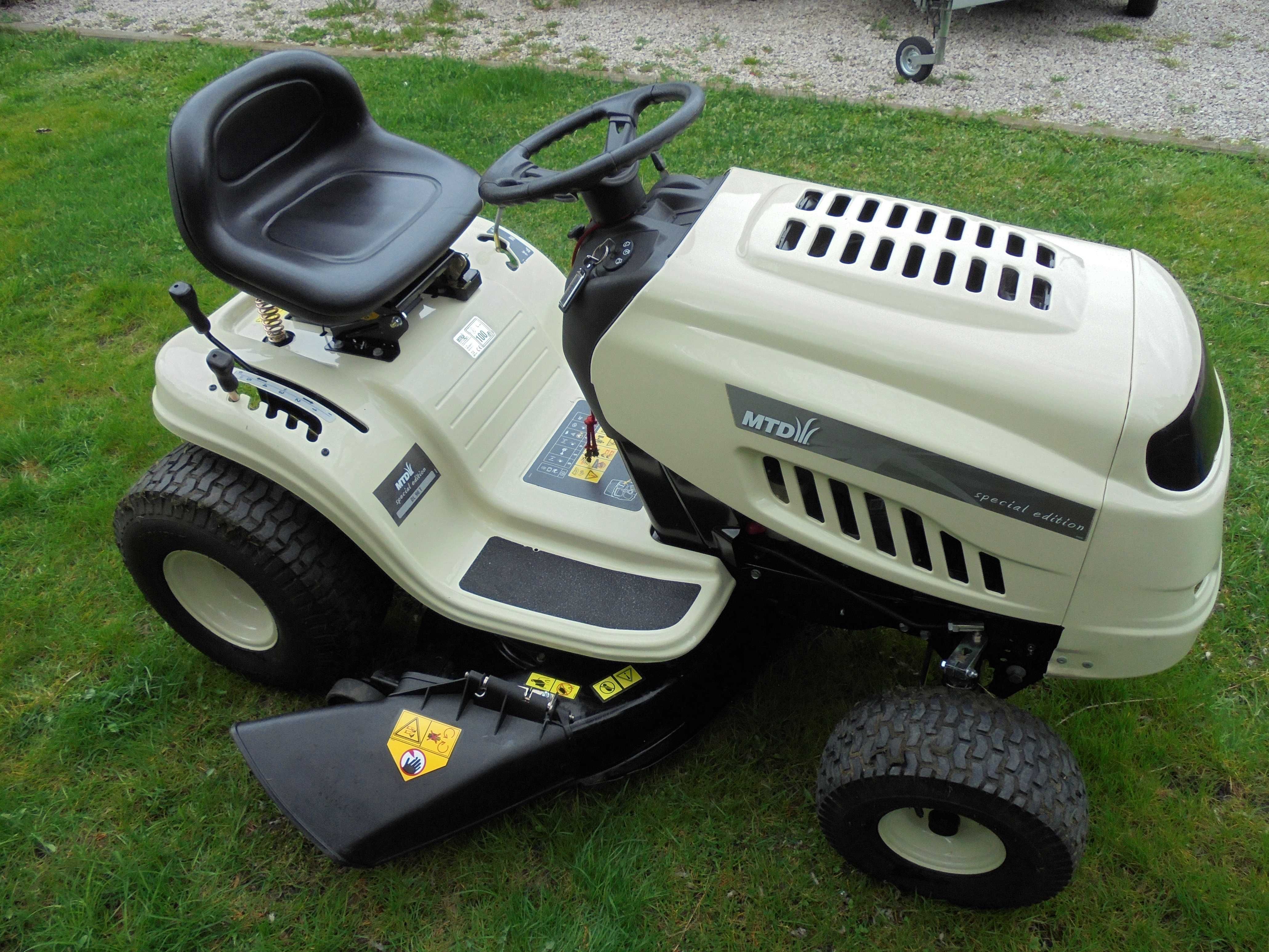 Traktor MTD  DL96T / Pompa oleju / 13,5KM / 96cm koszenia /