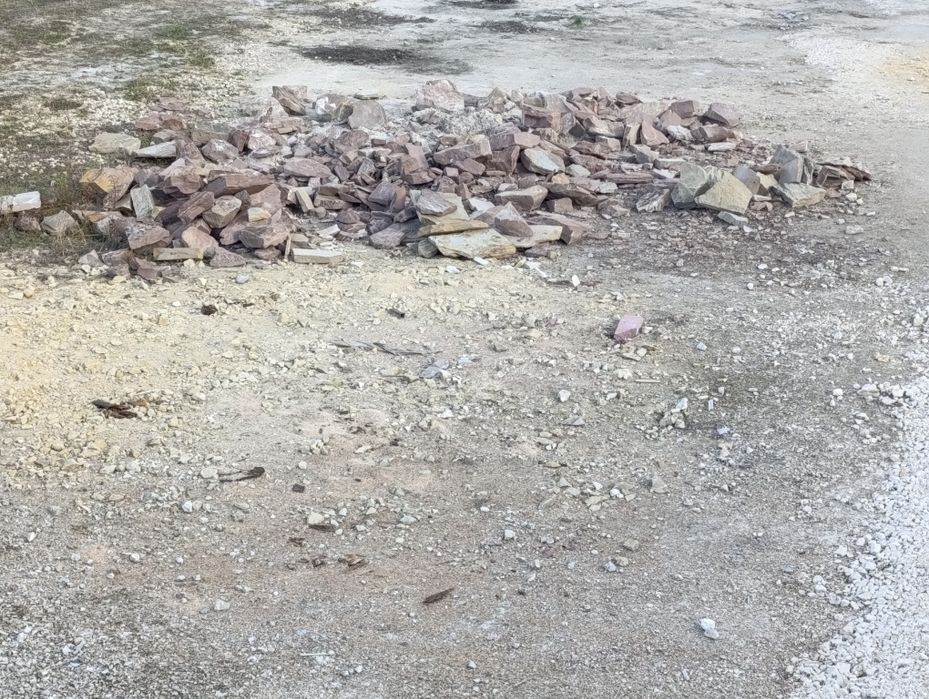 Продам червоний камінь