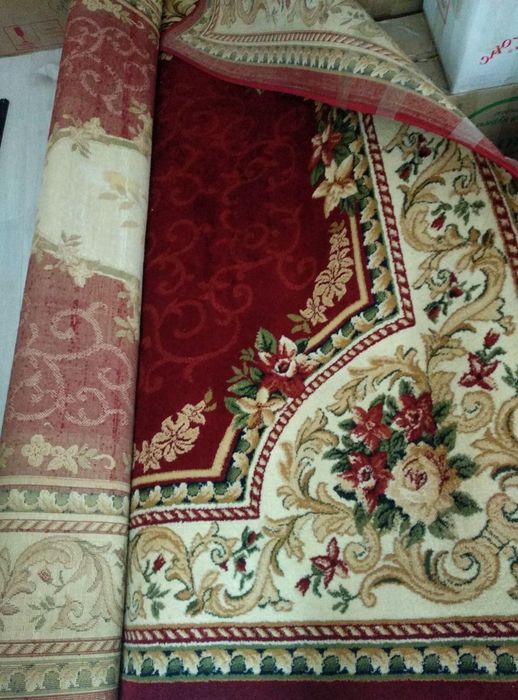 Килим красивий,з орнаментом.