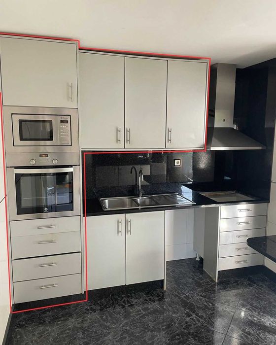 Móveis de cozinha cinzentos + torre de quentes