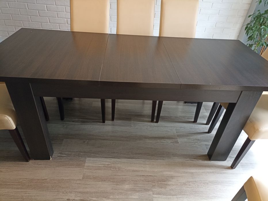 Stół rozkładany z grubymi nogami