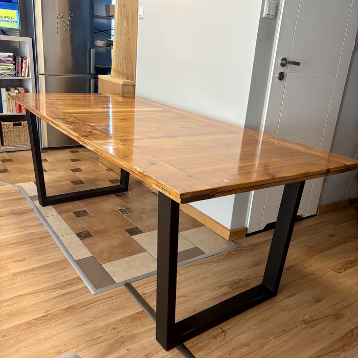 Stol ze starych drzwi