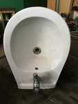 Bidet wiszący koło