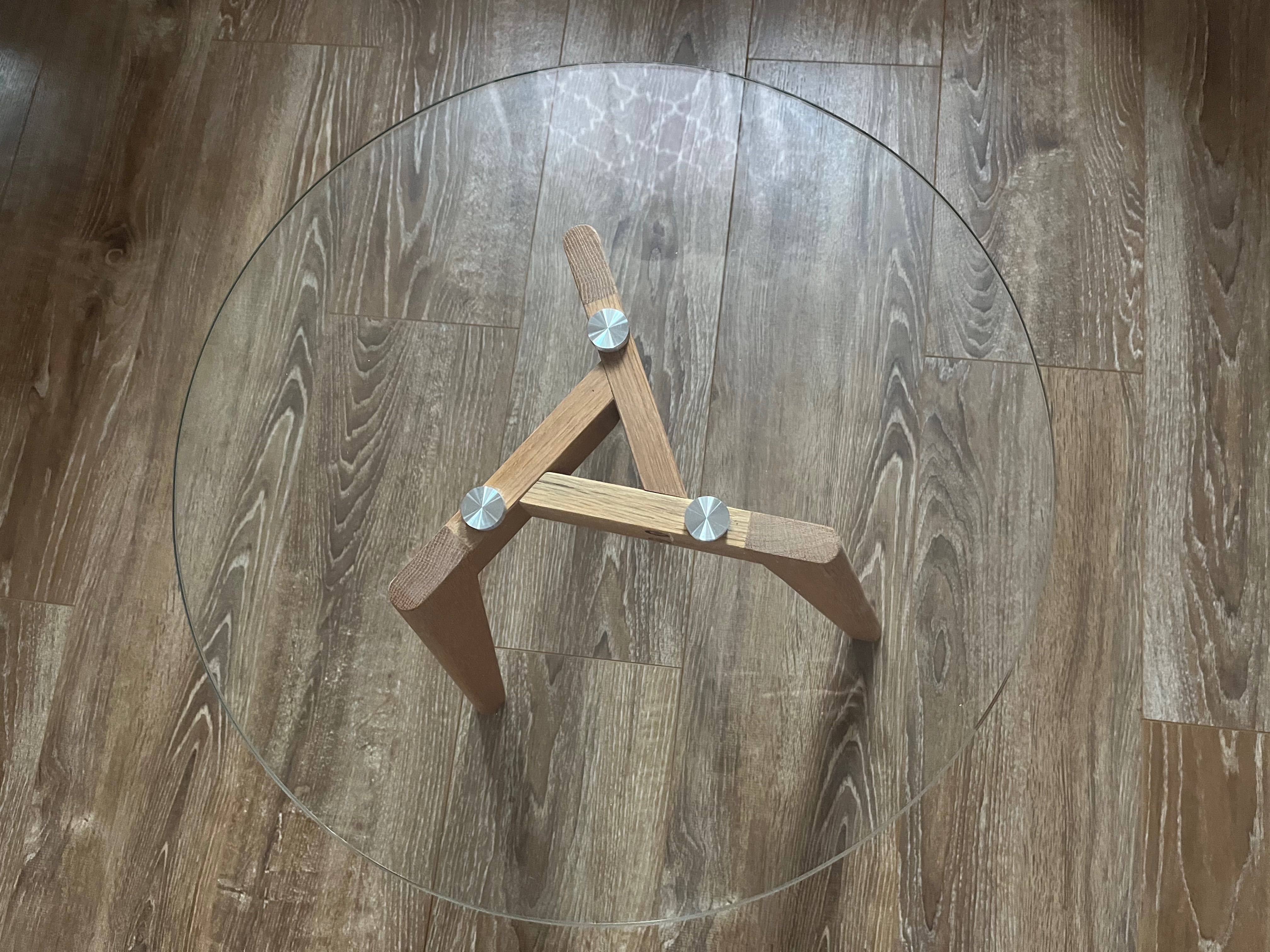 Okrągły stolik ze szkła hartowanego z drewnianymi nogami