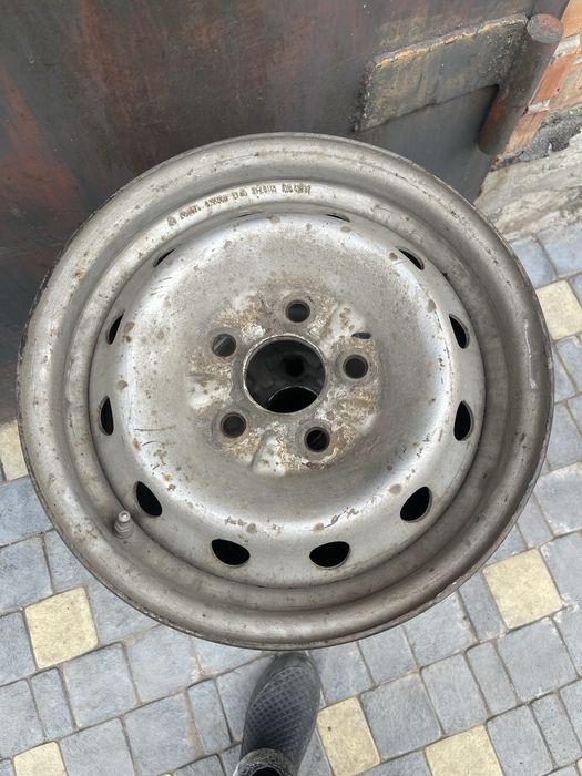 Продам діски металеві діаметер 15 в гарному стані.