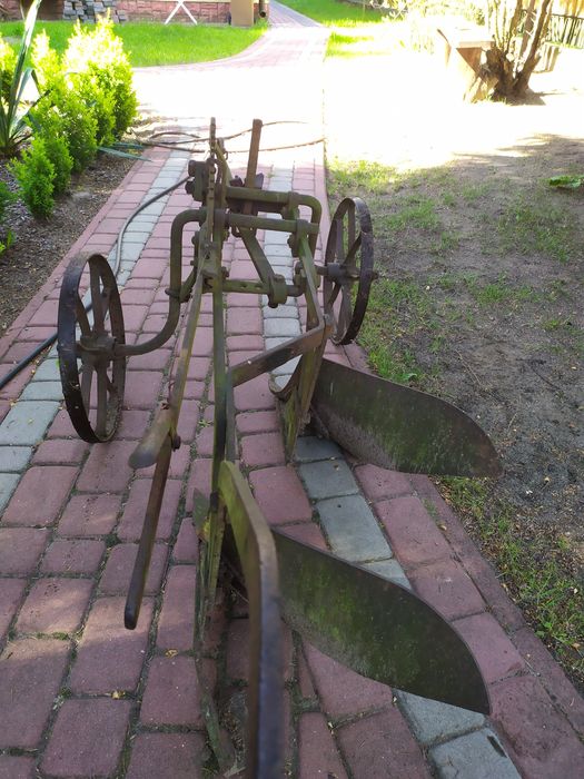 Pług konny dwuskibowy.