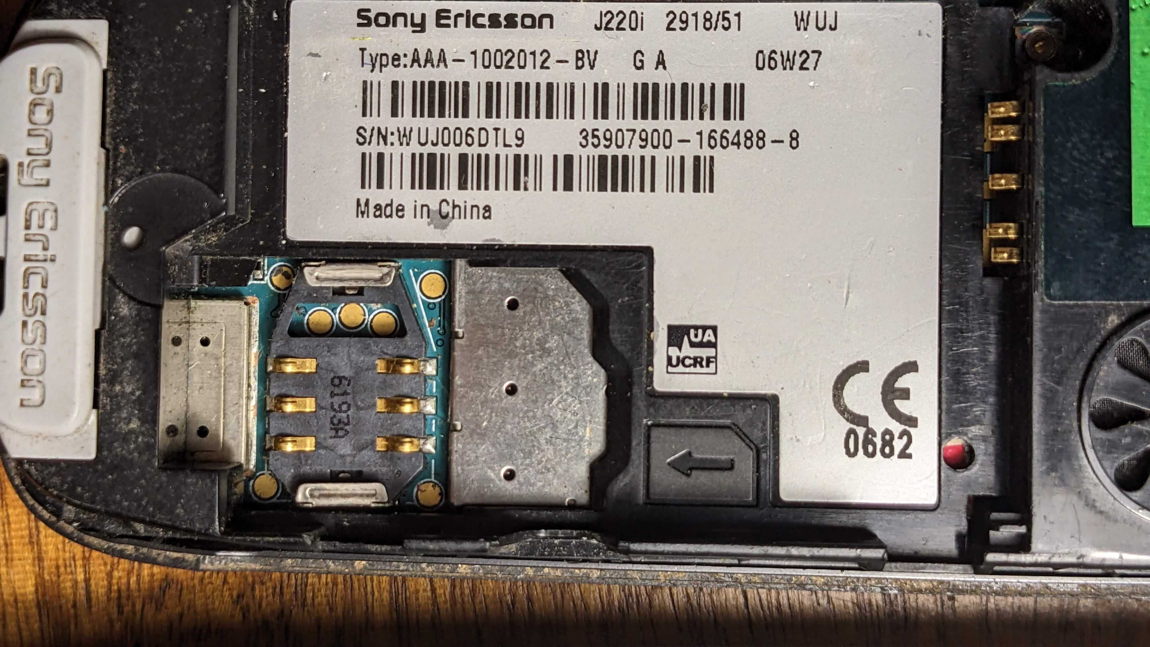 Sony Ericsson J220i UA-UCRF