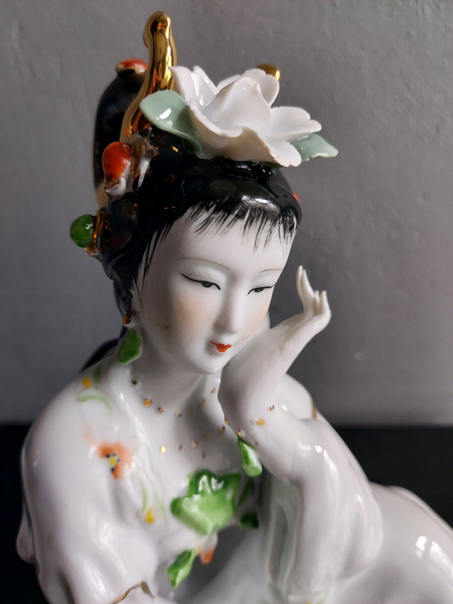 Porcelanowa figurka Gejszy