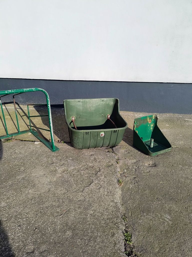 Akcesoria do konia : pojemnik na sól , koryto , pojemnik na wodę.