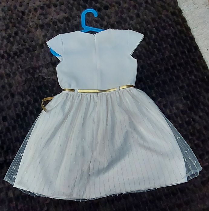 Śmietankowa sukienka 140