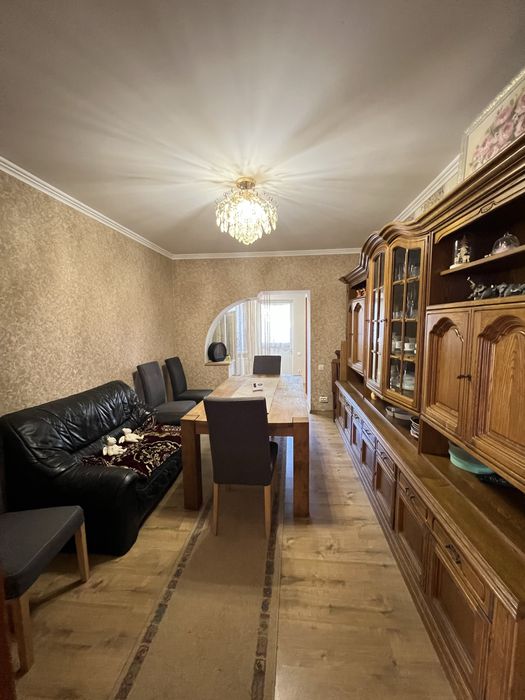 Півособняк із земельною ділянкою поруч центру міста