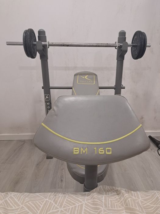 Banco de musculação com barra e pesos