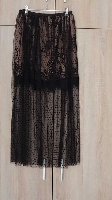 Чорна спідниця з фатину з підкладкою.