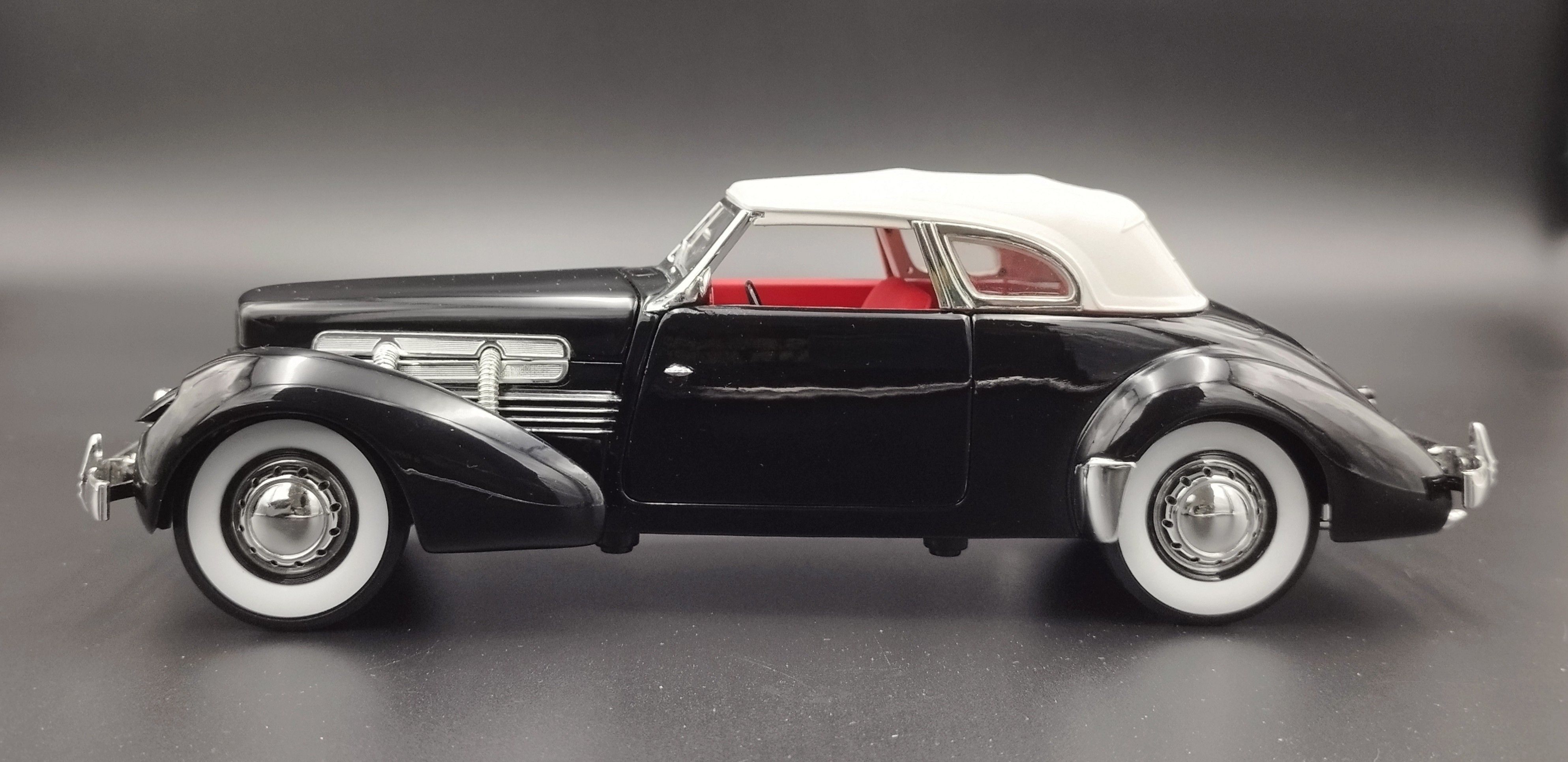 1:18 Signature Models 1937 CORD - 812 Supercharged model używany