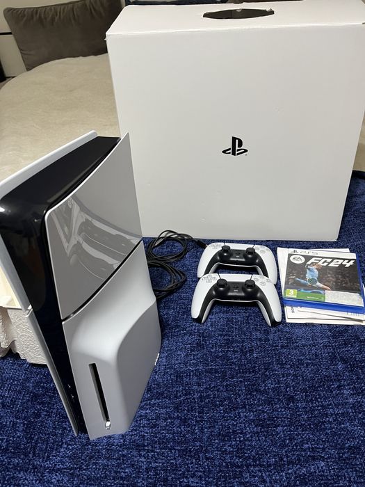 Consola PS5 / Playstation 5 Slim com disco + 2 comandos + fifa 24