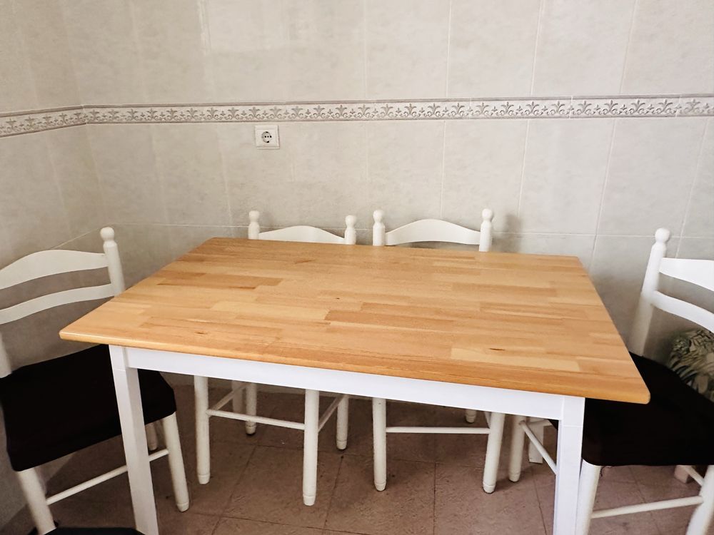 Mesa do IKEA semi-novo