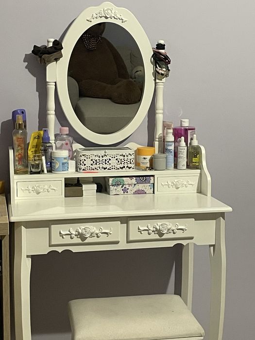 Biala toaletka z lustrem