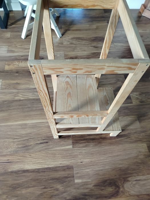 Helpkitchen Helper pomocnik stojak dla dziecka.