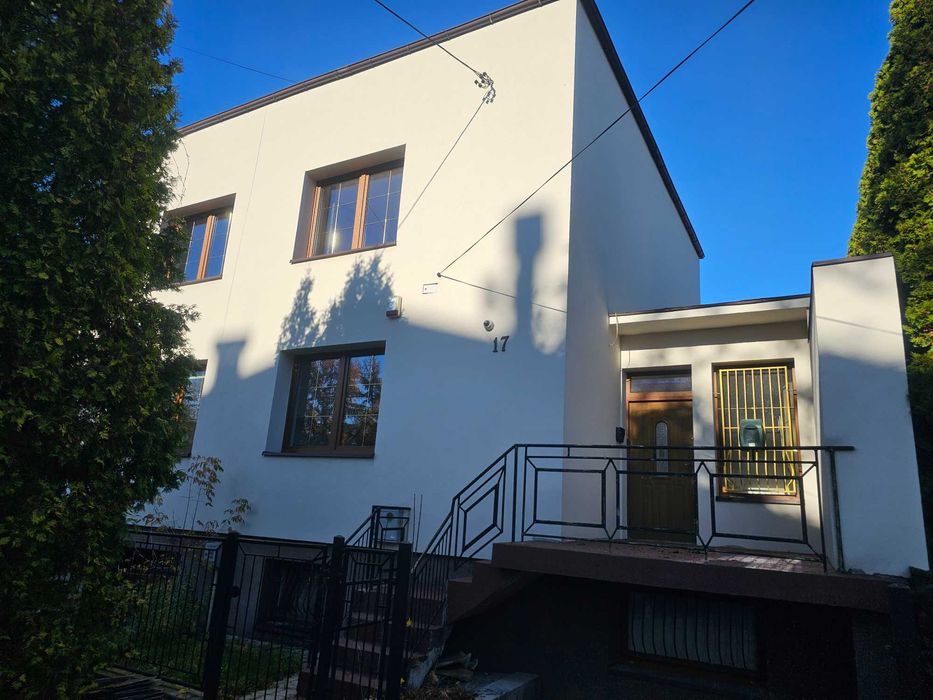 Przestronny dom w Będzinie, 6 pokoi, spokojna dzielnica, parking.