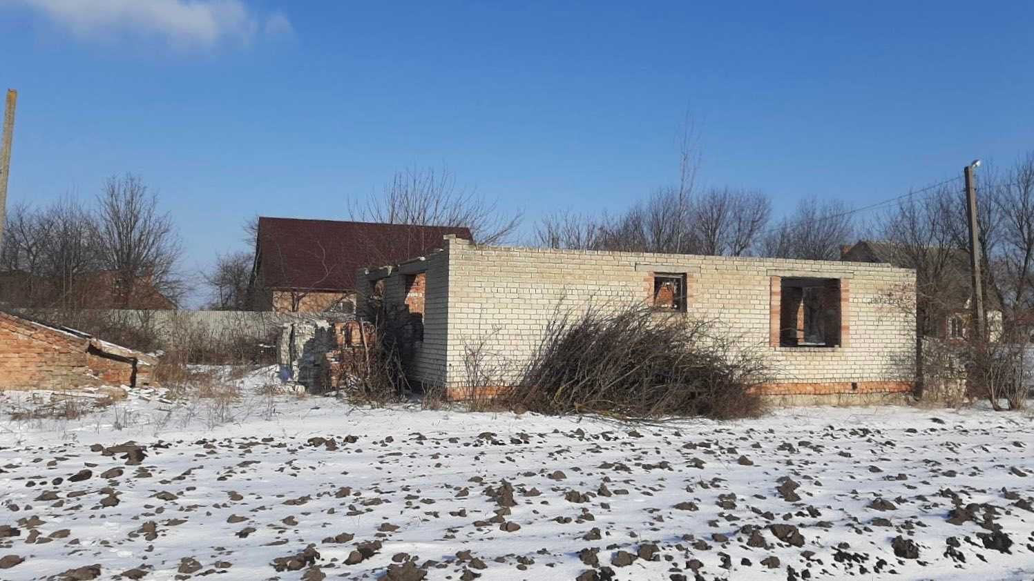 Продам земельну ділянку з недобудованим будинком в с. Підлозці 0,25 га
