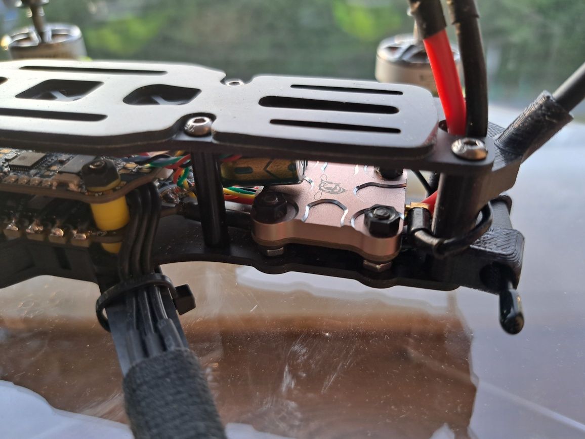 Dron wyścigowy TBS source one v5