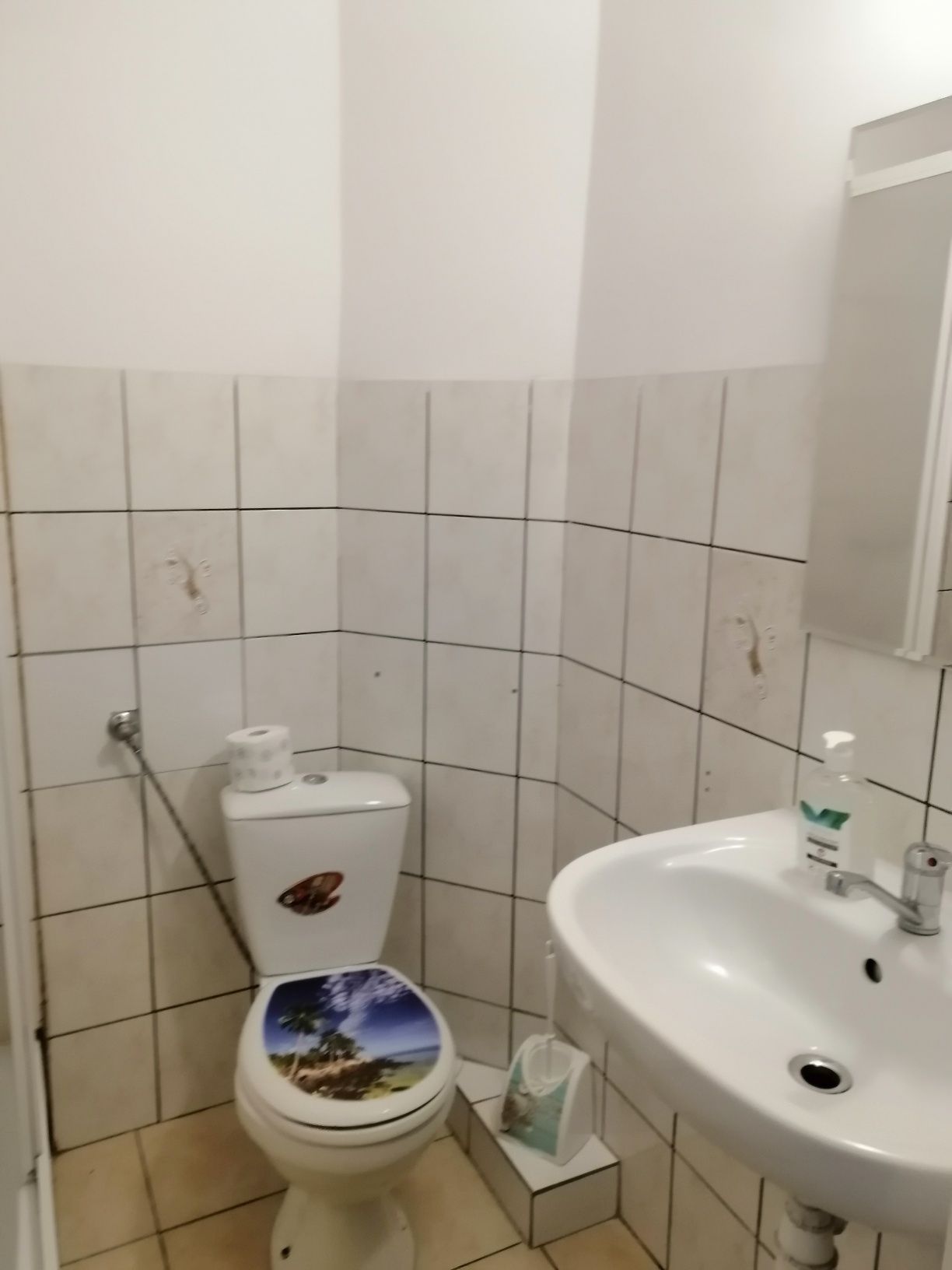 Skromne pokoje z Łazienkami