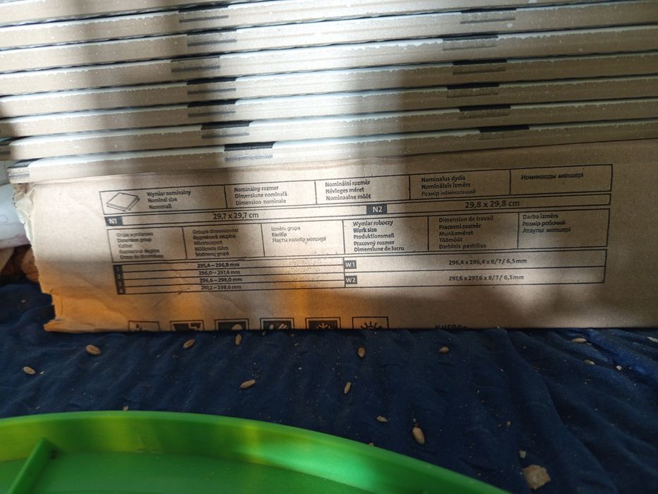 Płytki podłogowe białe w czarny wzór