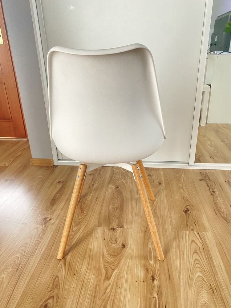 Białe krzesło z drewnianymi nogami