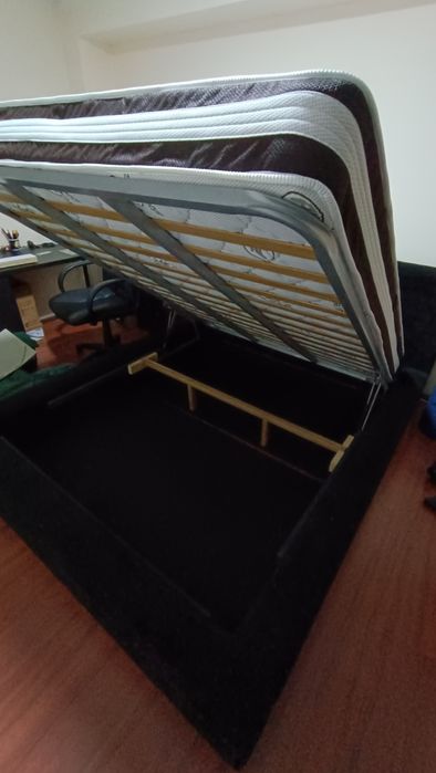 Cama e colchão com estrado elevatório