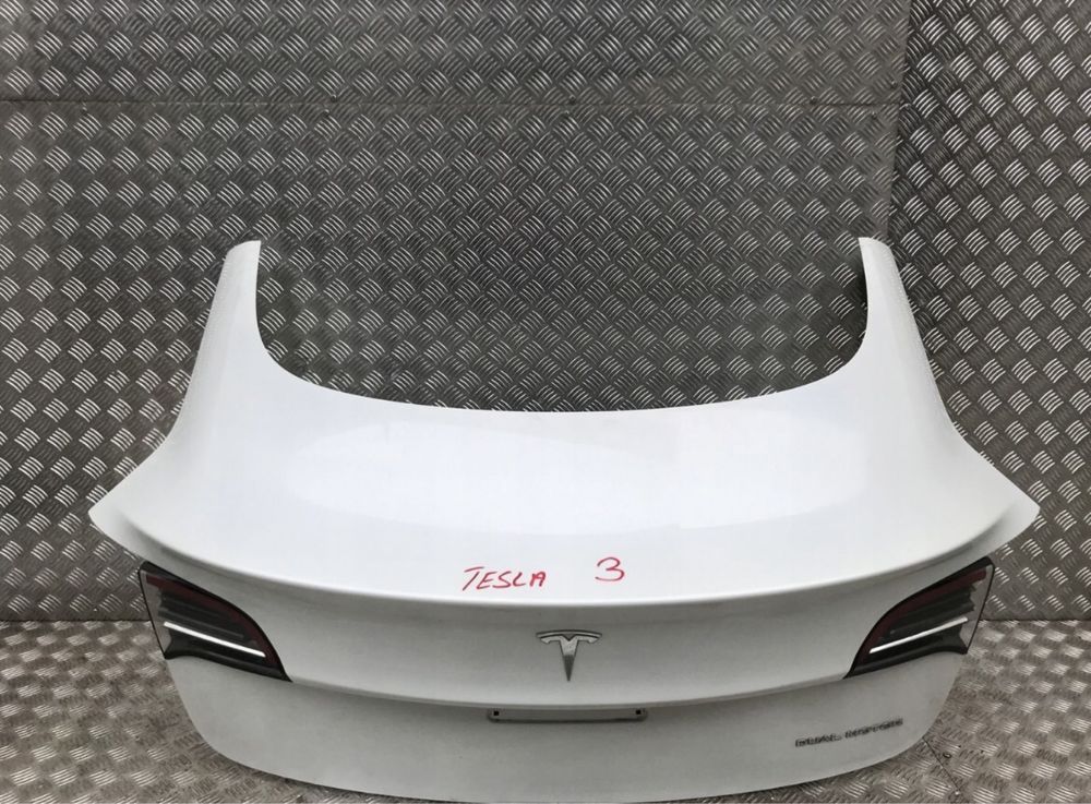 Ляда, кришка багажника на Tesla 3