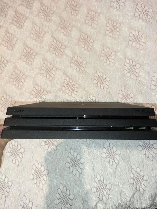 Vendo PS4 Pro 1Tb €275 preço junto