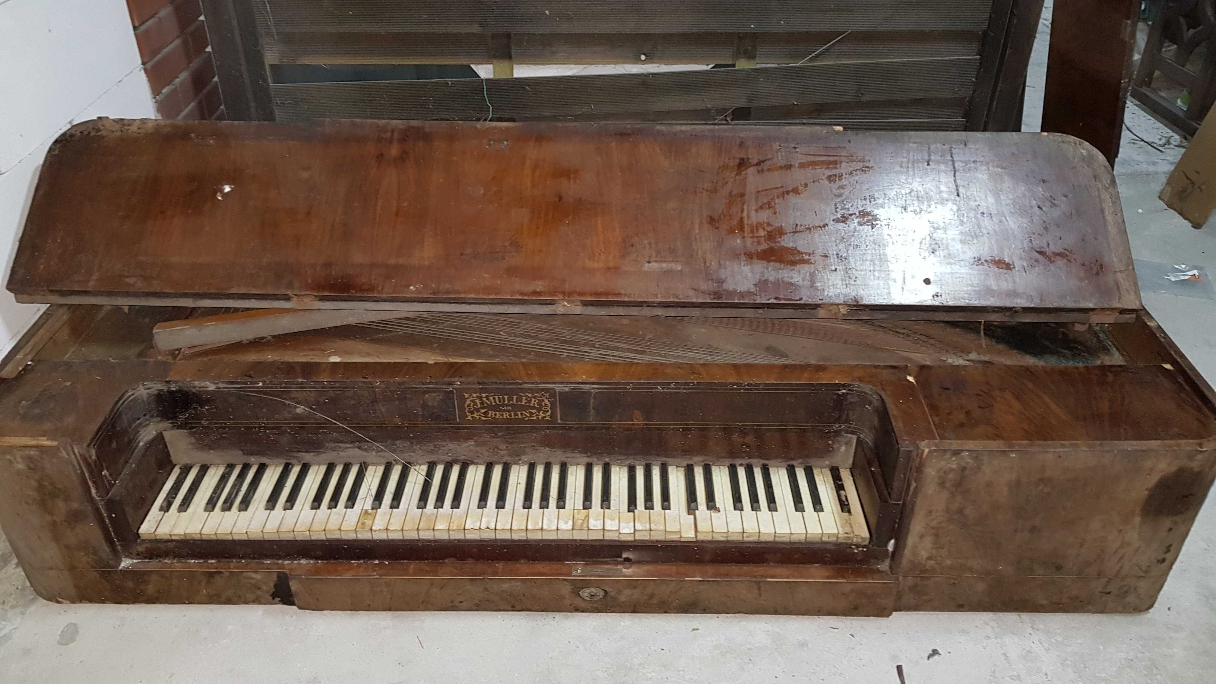 Fortepian stołowy do renowacji, klawisze oryginalne z tamtego okresu.