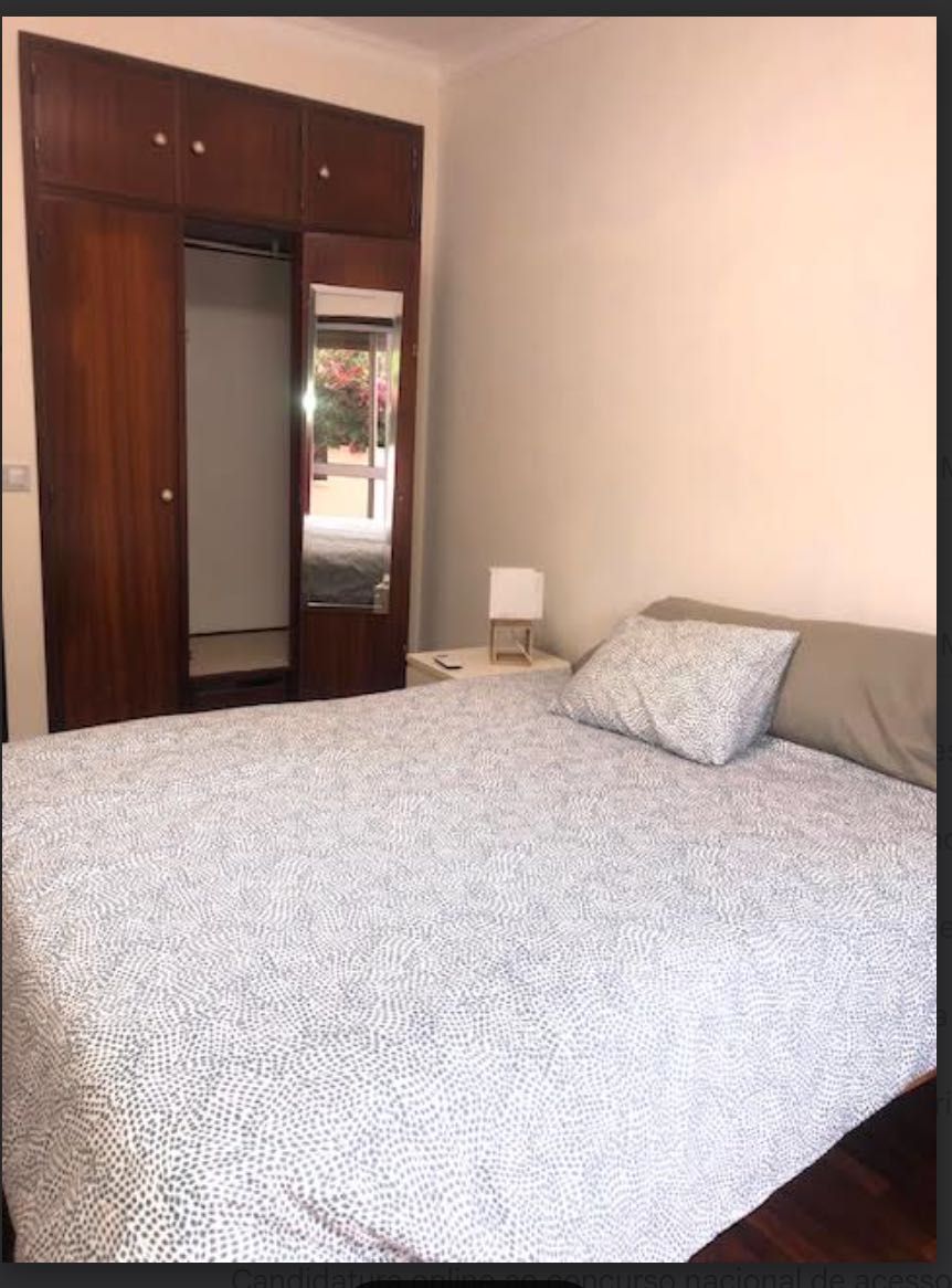 Quarto Sesimbra com muita luz, sossegado e varanda privativa.