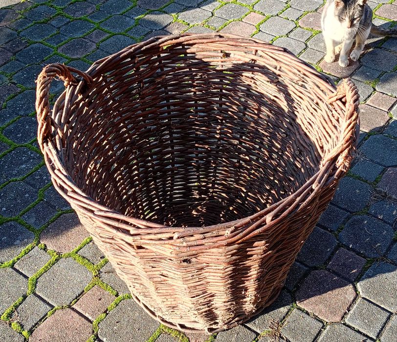 duży kosz wiklinowy używany