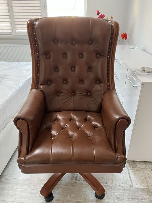 Шкіряне крісло з високою спинкою