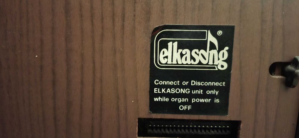 Orgão Elka E19 em bom estado geral, 100% funcional