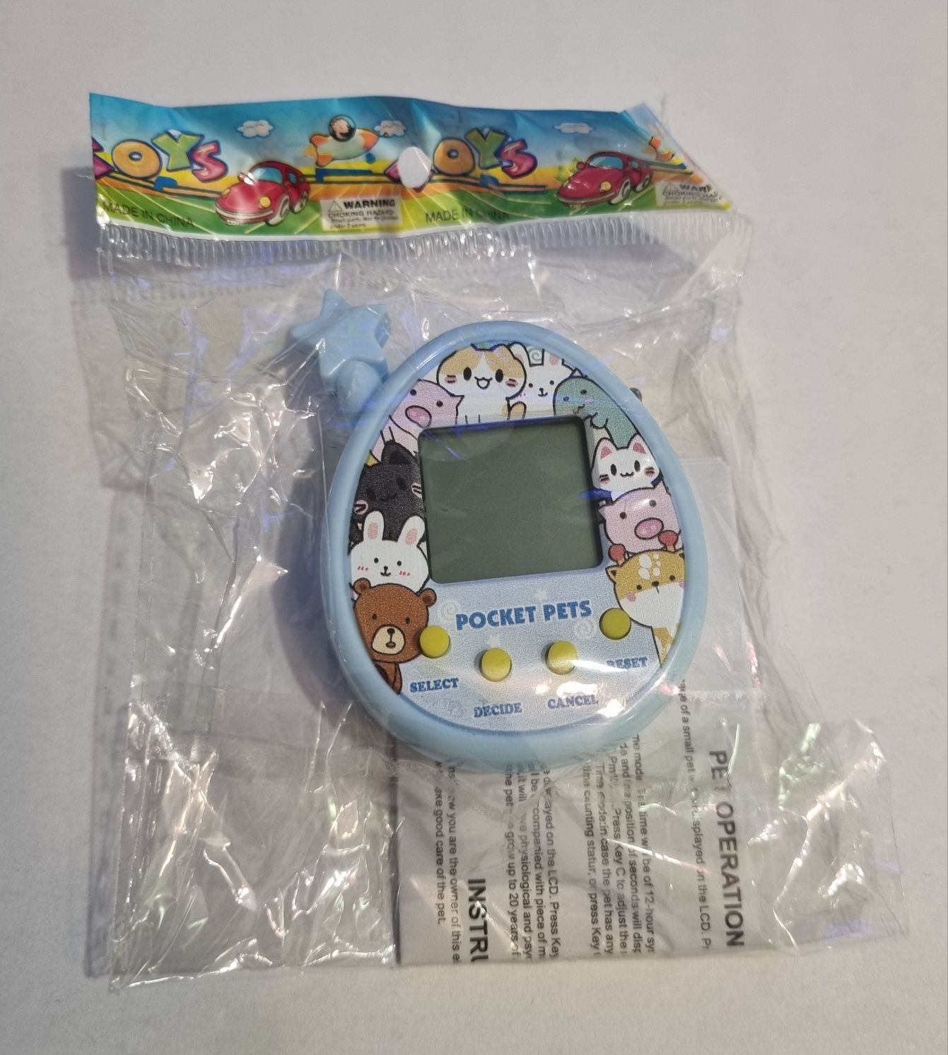 Tamagotchi z bateriami.