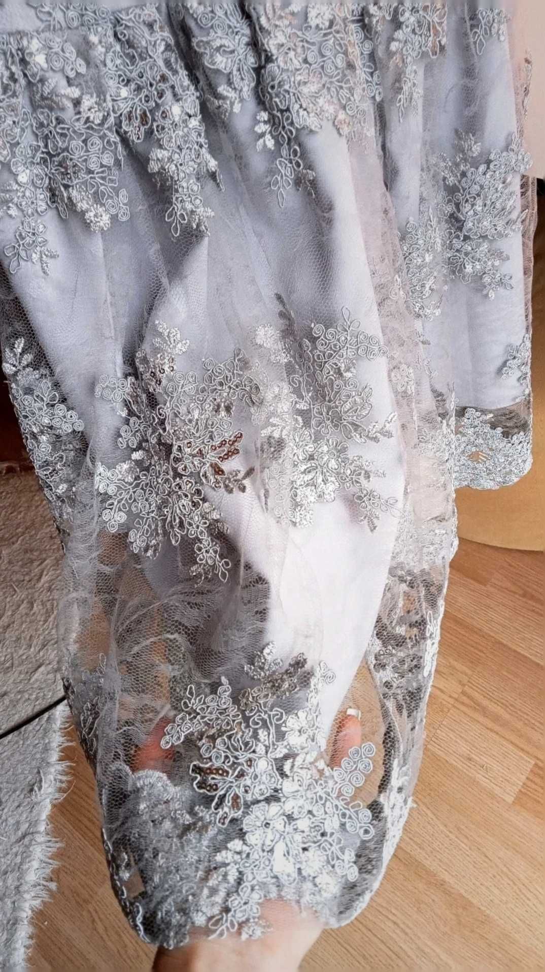 Szara sukienka z koronką