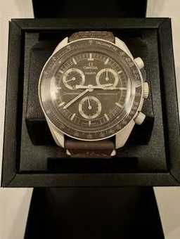 Omega x Swatch SO33T103: Pustynny Design z Bioceramiki