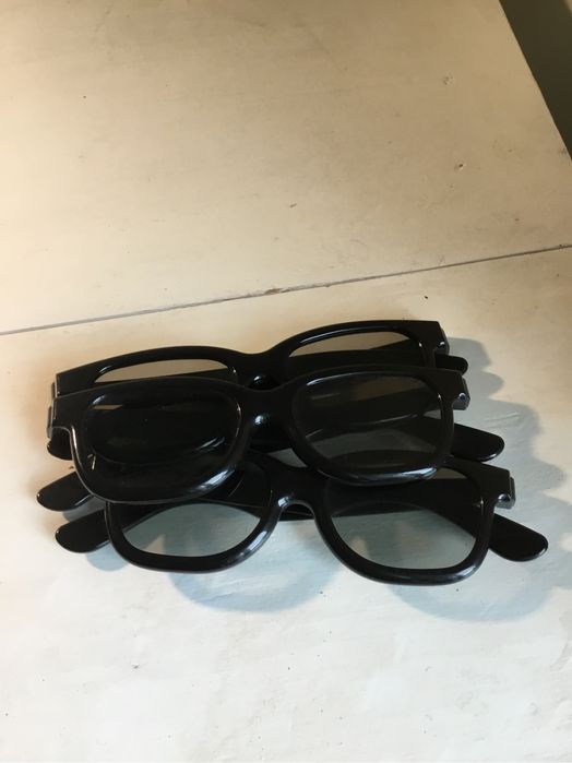 Três pares de óculos 3D