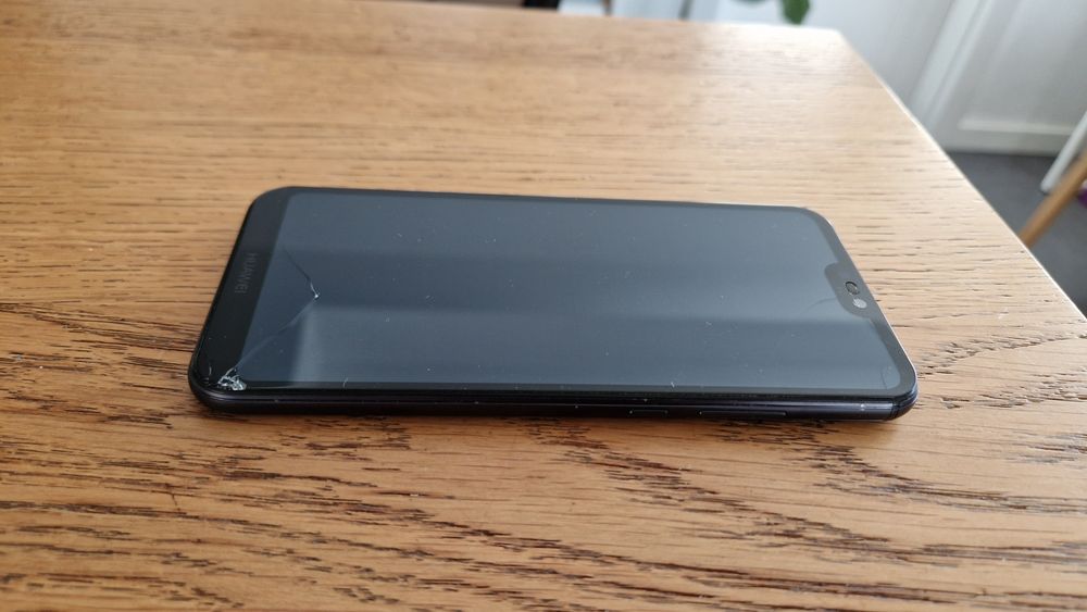 Huawei P20 Lite + etui + oryginalna ładowarka