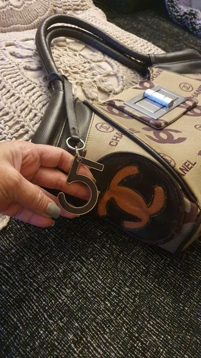 Mala de mão extremamente leve e charmosa.